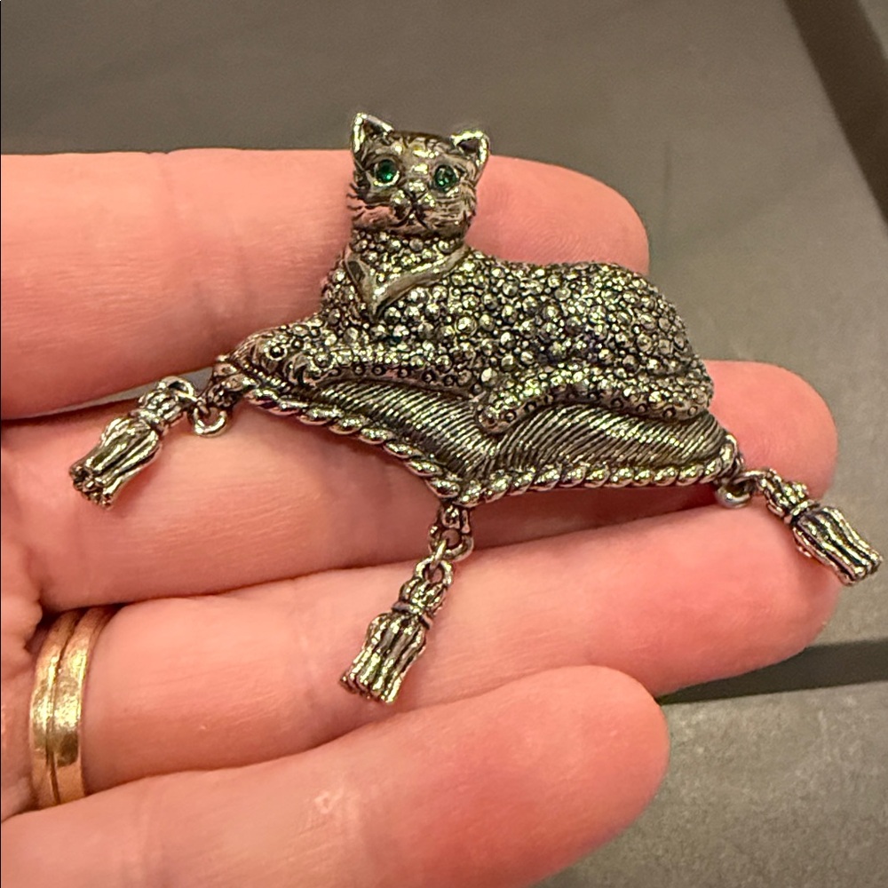 Avon Silver Green Eyed Cat Brooch